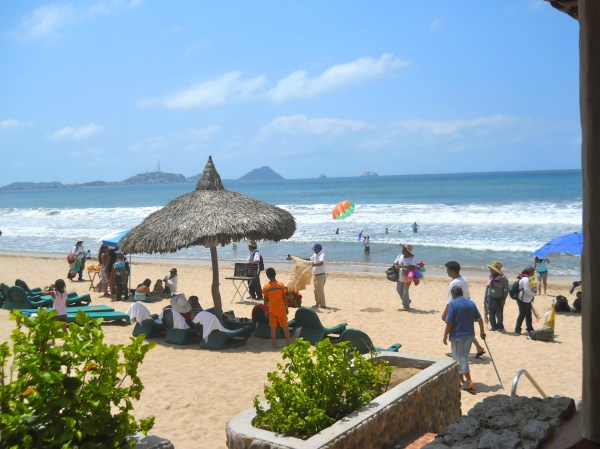 Las olas del mar en Mazatlán, frente al Hotel Playa Mazatlán