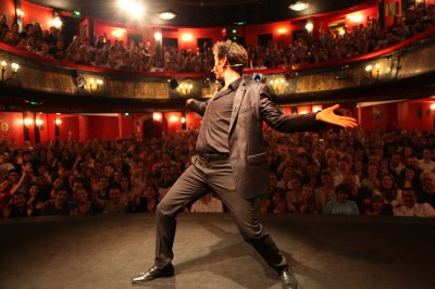 Olivier Giraud makes fun of certain way of dancing visitors exhibit in Paris and how that is not Parisian at all!