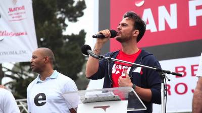 CheyenneJacksonsingingImagine